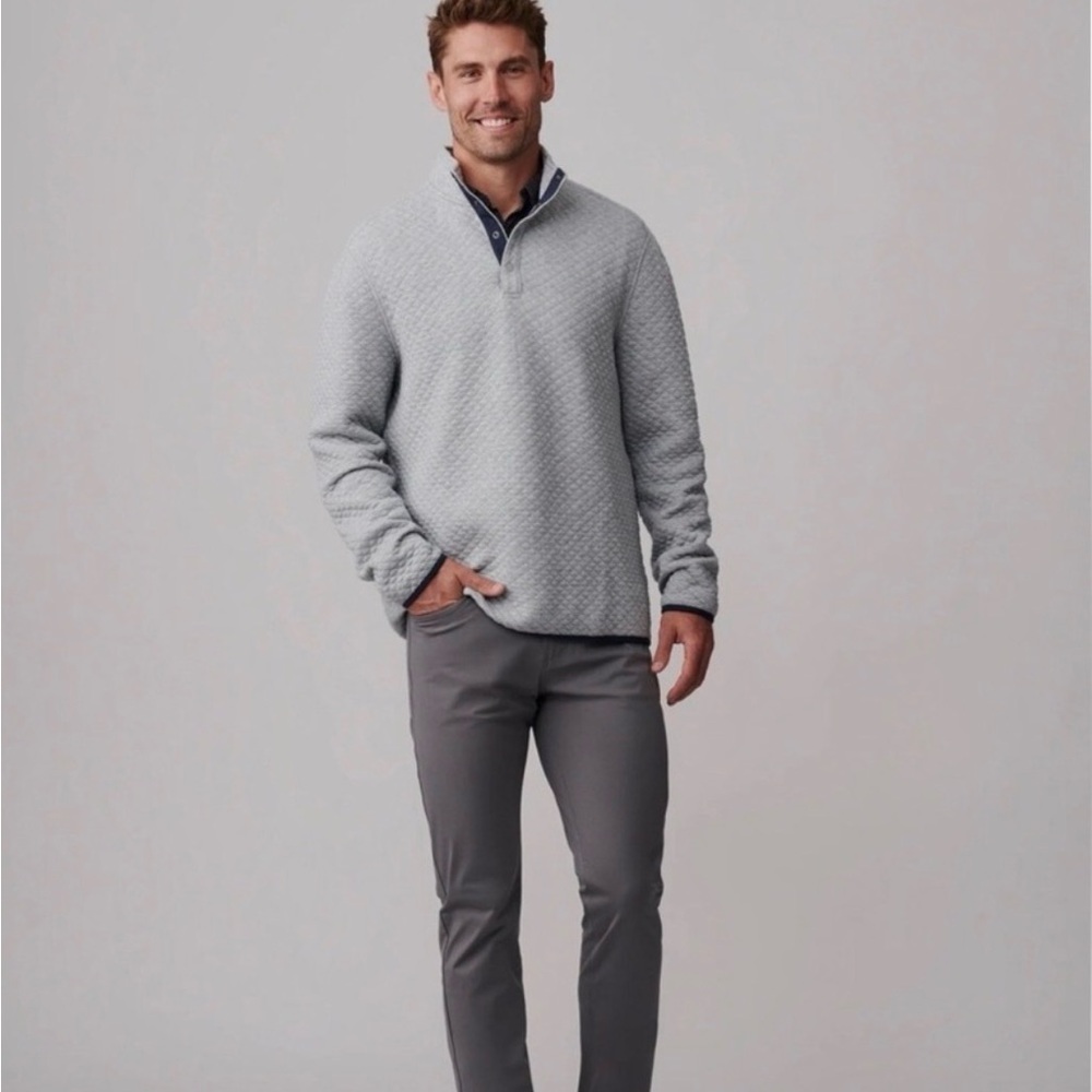 Rhône Gramercy Quilted 1/4 Placket Pullover – Gray
Size: Large | New With Tags